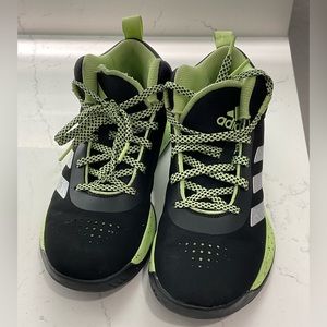 ADIDAS BOYS CROSS EM UP BASKETBALL SHOES